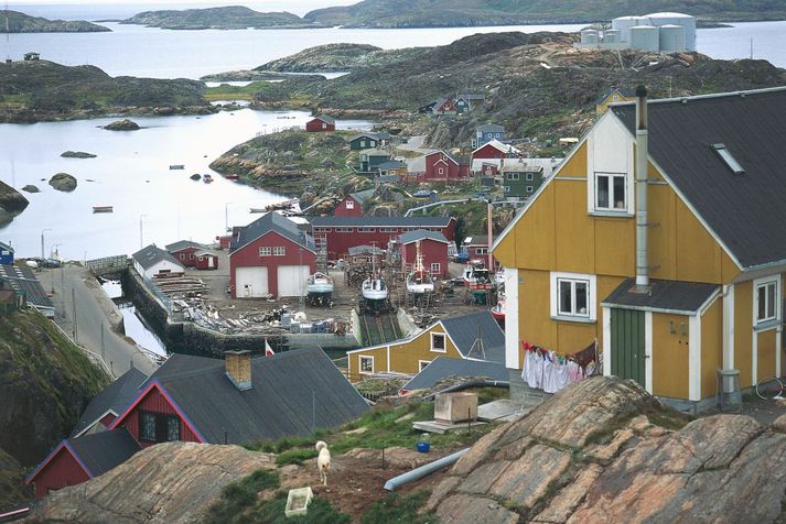 Frá Sisimiut á vesturströnd Grænlands. Eldarnir geisa við fjörð fyrir norðan þorpið.