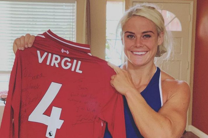 Sara Sigmundsdóttir með áritaða Virgil van Dijk treyju.