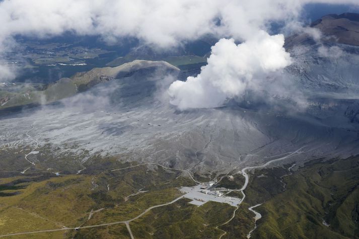 Reykur stígur upp af Aso-fjalli á Kyushu-eyju í morgun. Kyushu er sú syðsta af helstu eyjum japanska eyjaklasans. 