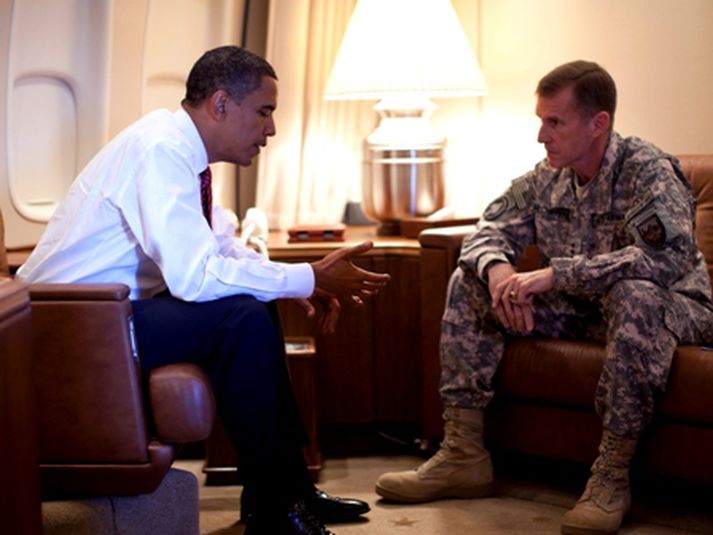 Obama og McChrystal um borð í flugvél forsetans, Air Force One, í október á síðasta ári. Mynd/AP