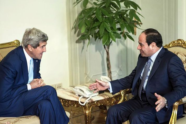 John Kerry, utanríkisráðherra Bandaríkjanna, ræðir við Abdel Fattah el-Sissi, forseta Egyptalands, í forsetahöllinni í Kaíró í Egyptalandi í gær. 