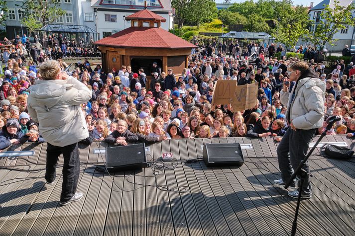 Hljómsveitin Væb héldu tónleika fyrir nemendur grunnskóla Hafnarfjarðar á Thorsplaninu. 