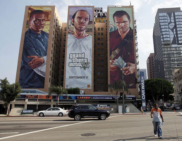 Götumynd frá Los Angeles í Bandaríkjunum í síðustu viku þar sem sjá má tölvuleikinn Grand Theft Auto V auglýstann á risaveggspjöldum.