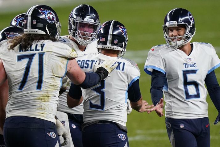 Liðsmenn Tennessee Titans fagna sparkaranum Stephen Gostkowski eftir að hann tryggði liðinu sigurinn.