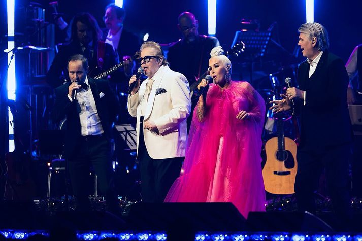 Svala og Björgvin syngja ásamt Helga Björns og Gissuri á Jólagestum Björgvins.