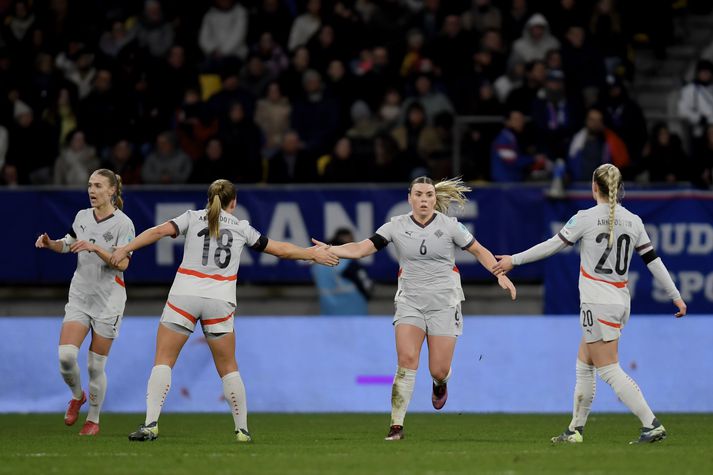 Ingibjörg Sigurðardóttir fagnar eftir að hafa skorað í síðasta landsleik Íslands; 3-2 tapi fyrir Frakklandi á útivelli.