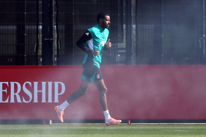 Alexander Isak sést hér á æfingunni hjá Liverpool í dag.