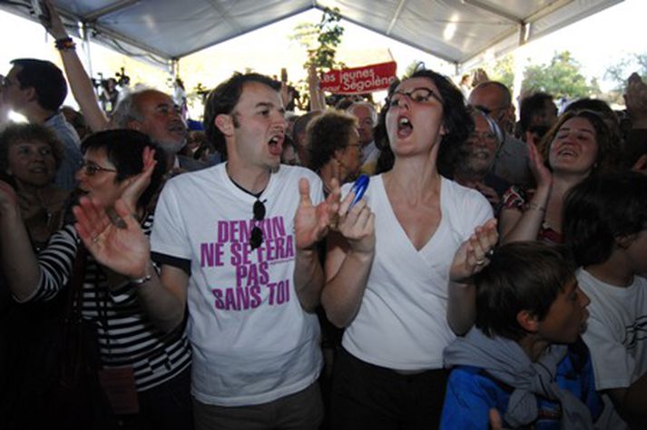 Stuðningsmenn Segolene Royal fagna úrslitunum í gærkvöldi.