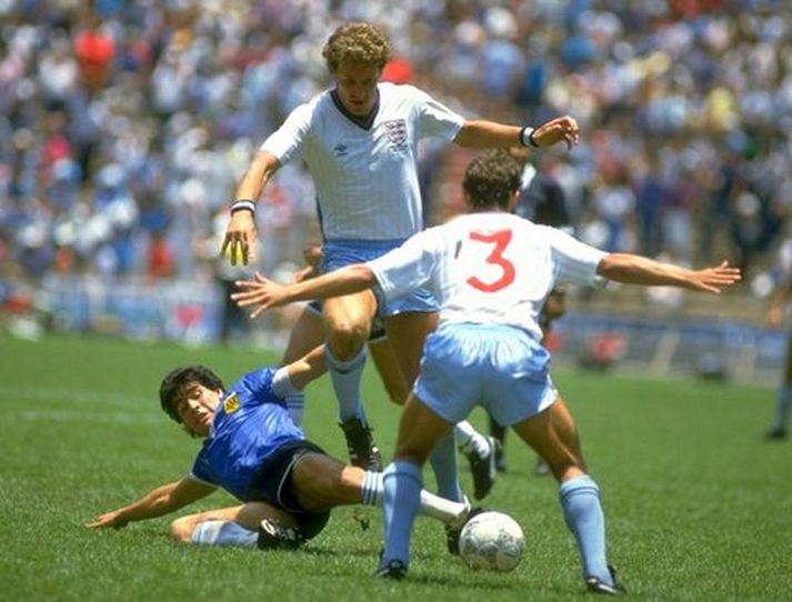 Maradona tæklar hér Terry Butcher í umræddum leik á HM í Mexíkó árið 1986.