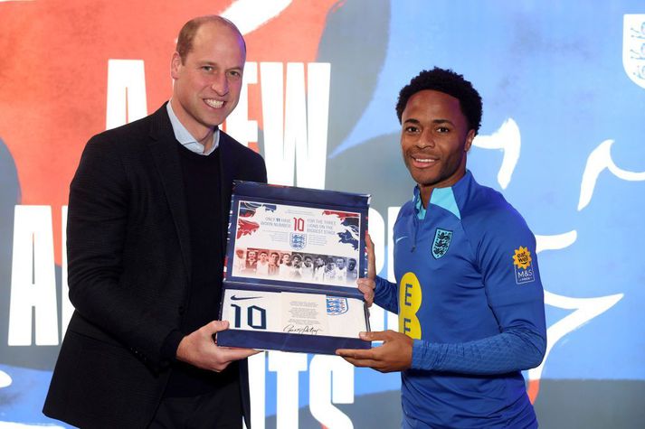 Raheem Sterling fékk gjöf frá Vilhjálmi Bretaprins fyrir HM í Katar. Sterling hefði getað spilað fyrir Jamaíku en var aðeins fimm ára þegar hann flutti til Englands.