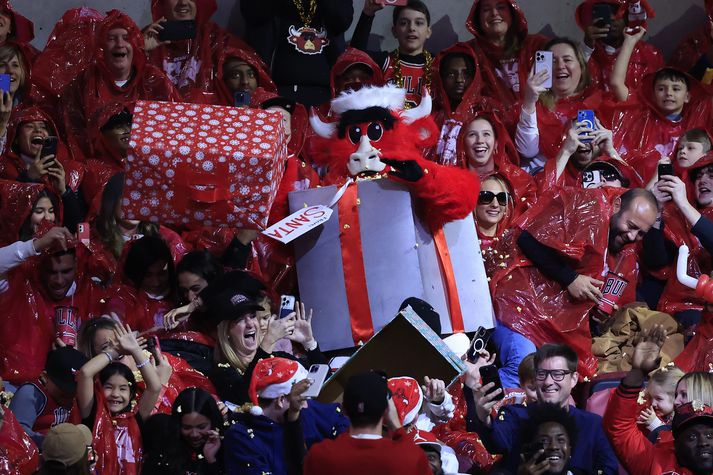 Benny the Bull, lukkudýr Chicago Bulls, í jólabúning og færandi stuðningsmönnum gjafir. NBA-deildin fékk góða jólagjöf frá áhorfendum þessi jólin.