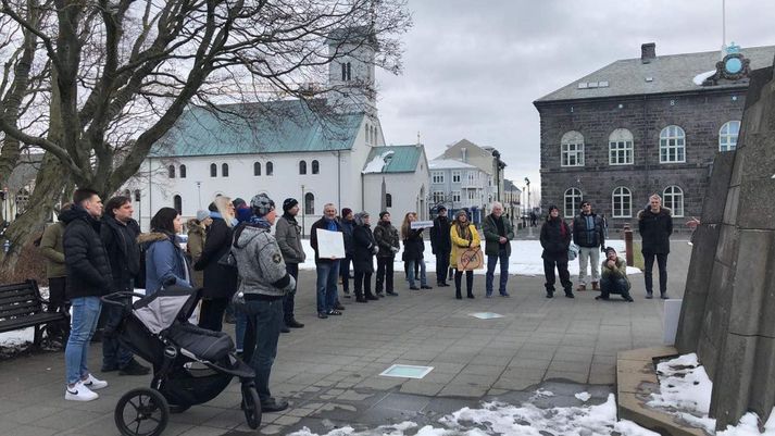 Hóp­ur fólks var saman kominn á Aust­ur­velli fyrr í dag til að mót­mæla sótt­varnaaðgerðum stjórn­valda.