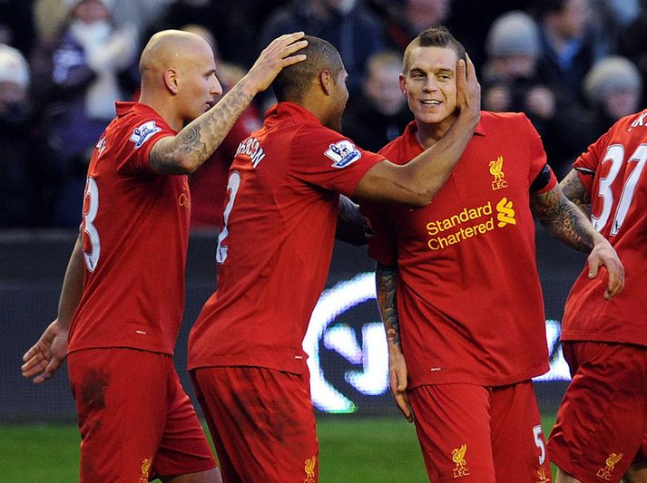 Jonjo Shelvey og Glen Johnson fagna markinu með Daniel Agger.