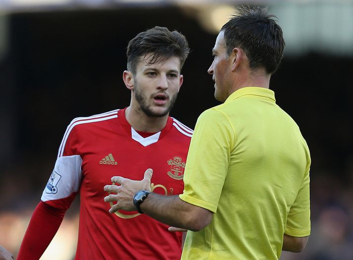 Lallana og Clattenburg ræðast við.