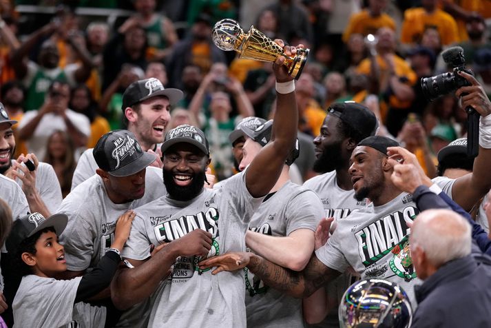Jaylen Brown fékk Larry Bird bikarinn sem besti leikmaður úrslita Austurdeildarinnar. Hér fagnar hann því með félögum sínum í Boston Celtics.