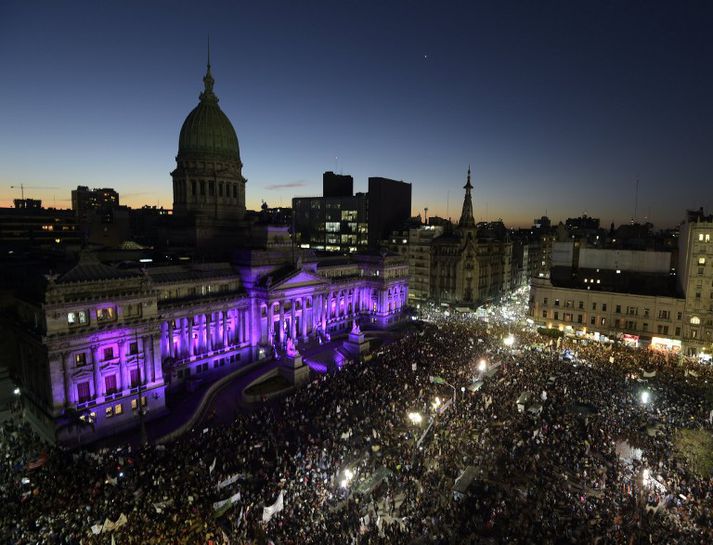 Þúsundir komu saman fyrir framan þinghúsið í Buenos Aires.