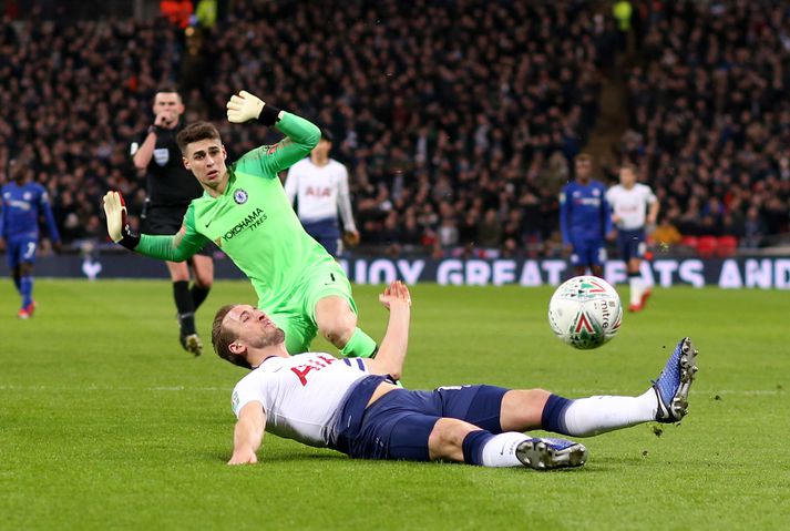 Kepa fellir Kane. Víti var dæmt og gult spjald á Kepa.