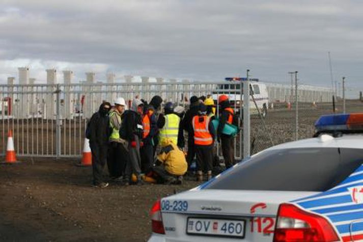 Mótmælendurnir hlekkjuðu sig meðal annars við hlið vinnusvæðisins.