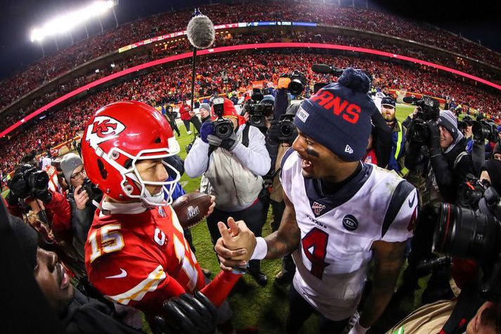 Patrick Mahomes og Deshaun Watson eftir leik liða þeirra í úrslitakeppnini í ársbyrjun.