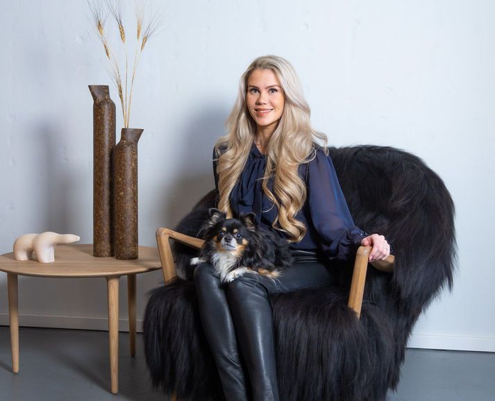 Elísabet Helgadóttir eigandi hönnunarverslunarinnar Vest í stólnum Fluffy. Heppinn unnandi hönnunar getur hneppt stólinn í gjafaleik Vest á Instagram. Verðmæti stólsins er rúmar tólfhundruð þúsund krónur.
