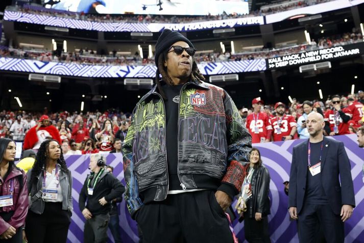 Jay-Z fylgist með sínum mönnum að störfum á Ofurskálinni 2024.