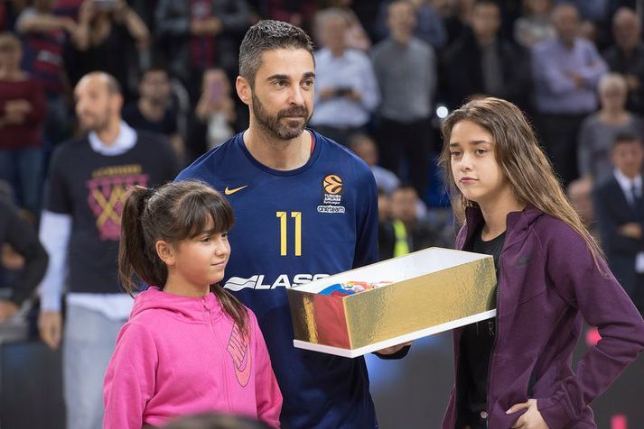  Juan Carlos Navarro með dætrum sínum tveimur, Luciu og Elsu, þegar hann var heiðraður af Barcelona fyrir tuttugu ár hjá félaginu.