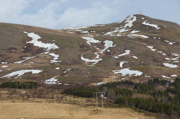 Tíu metra hátt fjarskiptamastur er á Úlfarsfelli í dag. Nýja mastrið verður 50 metra hátt en uppsetningin hefur skapað deilur.