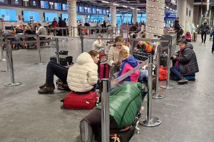 Wiele osób utknęło na lotnisku z powodu bardzo złych warunków pogodowych i odwołanych lotów. 