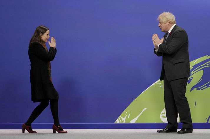 Katrín Jakobsdóttir forsætisráðherra heilsar Boris Johnson, forsætisráðherra Breta, á loftslagsráðstefnunni í Glasgow.