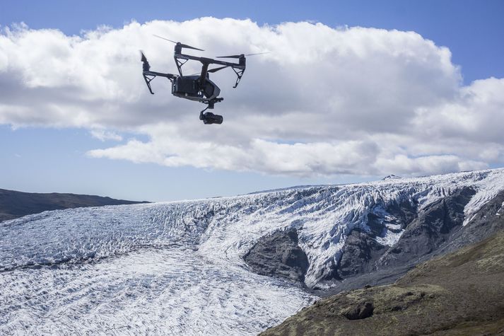 Dróni myndar Skálafellsjökul. Loftmyndirnar voru lagðar yfir hæðarlíkan ásamt eldri myndum. Þannig var hægt að endurskapa jöklana í þrívídd eins og þeir voru fyrir árum og áratugum.