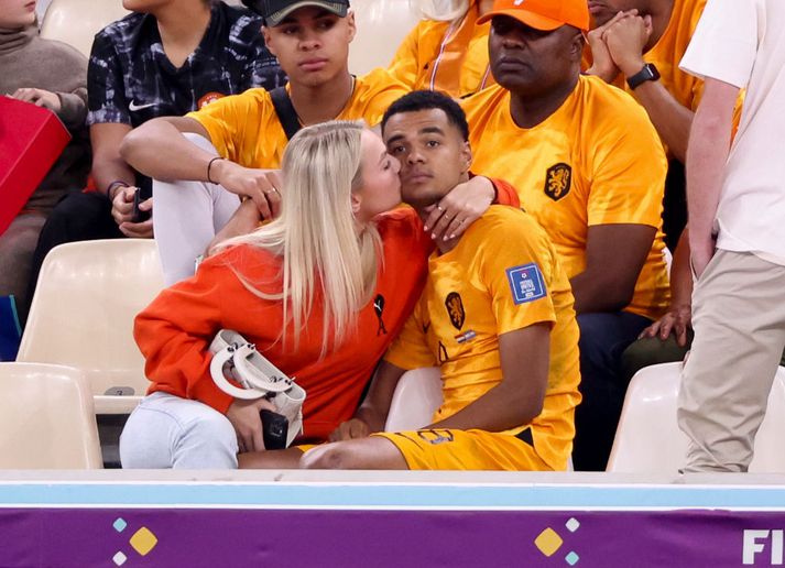 Noa van der Bij smellir kossi á Cody Gakpo eftir tap Hollands gegn Argentínu á síðasta heimsmeistaramóti.