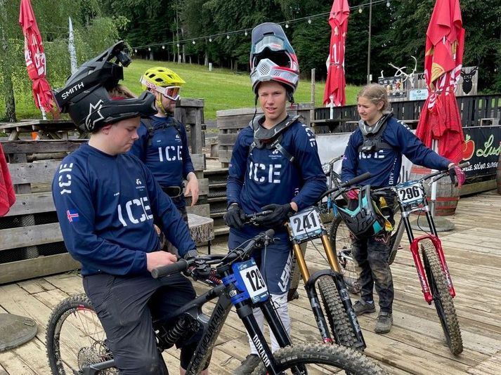 Mynd tekin á Evrópumeistaramótinu í fjallabruni í Slóveníu síðasta sumar: Elís Hugi Dagsson er fremstur, þar fyrir aftan með gula hjálminn er Helgi Berg Friðþjófsson hjólaþjálfarinn í BFH. Þar næst er Anton Sigurðarsson (BFH) og svo Sól Snorradóttir (HFR)