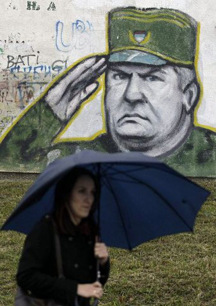 Veggjakrot í Belgrad. Kona gengur fram hjá mynd af Ratko Mladic í Belgrad í Serbíu. 
Fréttablaðið/AP