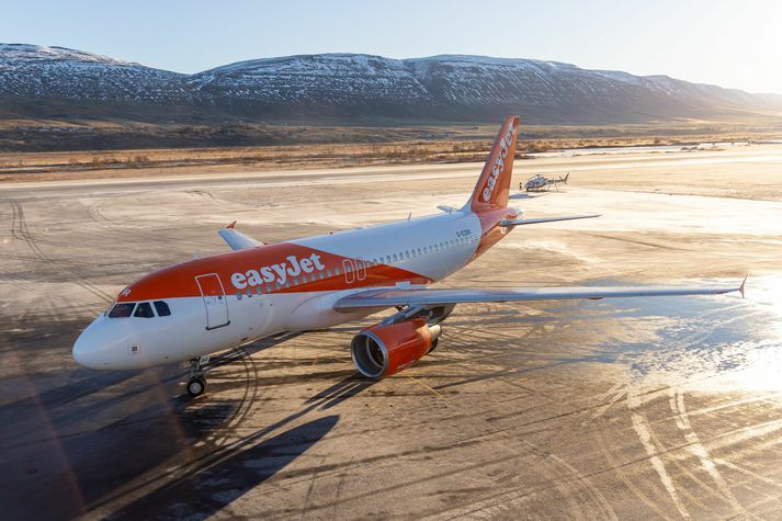 Flugvél Easyjet á Akureyrarflugvelli.