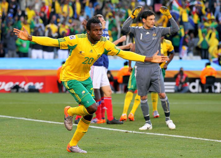 Bongani Khumalo fagnar marki sínu í dag.