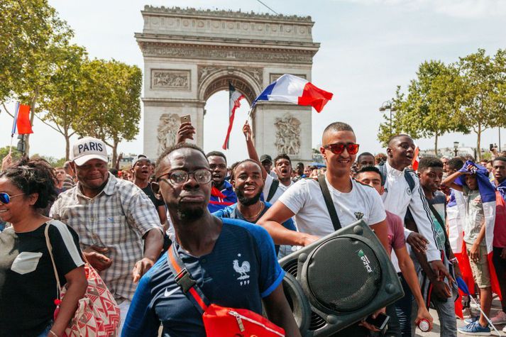 Parísarbúar geta ekki safnast saman fyrir framan risaskjá í miðborginni líkt og hefð er fyrir. Sömu sögu er að segja af öðrum borgum í Frakklandi.