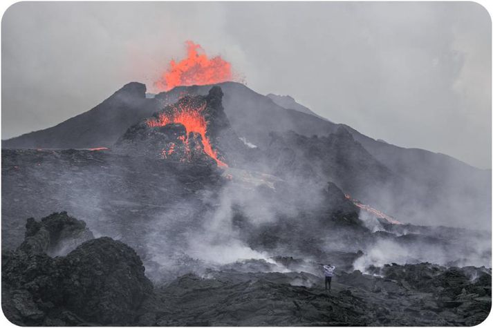 Eins og sjá má, komust ljósmyndararnir heldur betur nálægt gosinu.