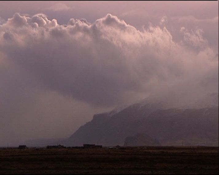 Þykkan gosmökk lagði frá gosstöðvunum. Mynd/ Baldur Hrafnkell.