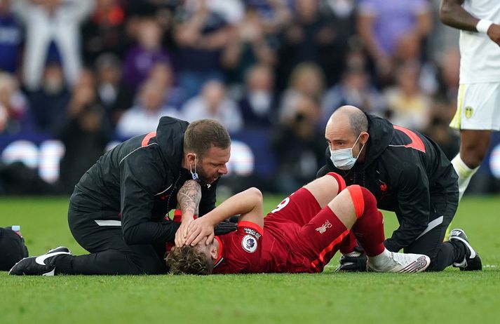 Harvey Elliott fær aðhlynningu eftir að hann meiddist illa í leiknum gegn Leeds United í gær.