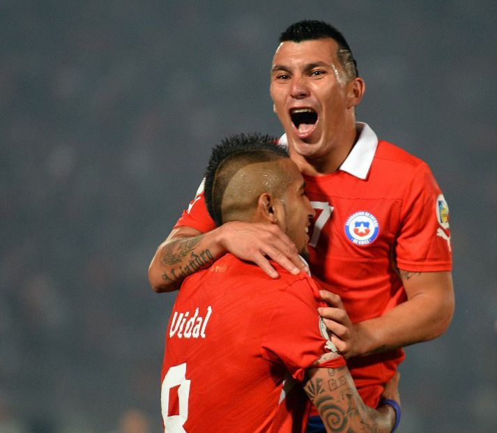Gary Medel fagnar marki í landsleik með Chile.
