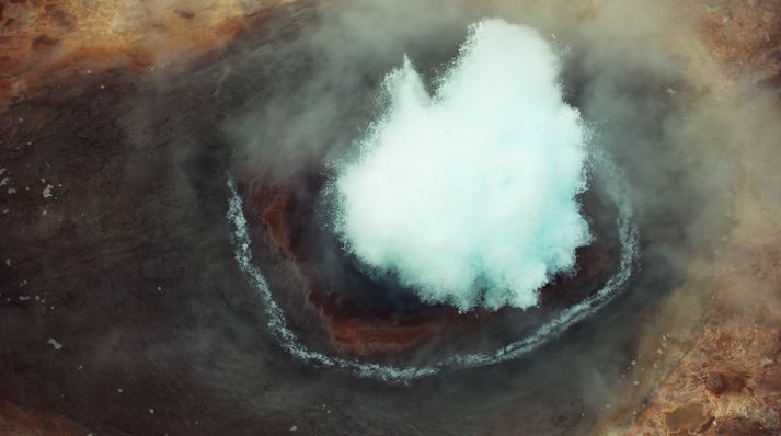 Strokkur gýs með tilþrifum.