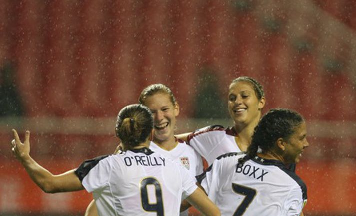 Lori Chalupny (önnur frá vinstri) fagnar hér marki sínu gegn Nígeríu í dag.