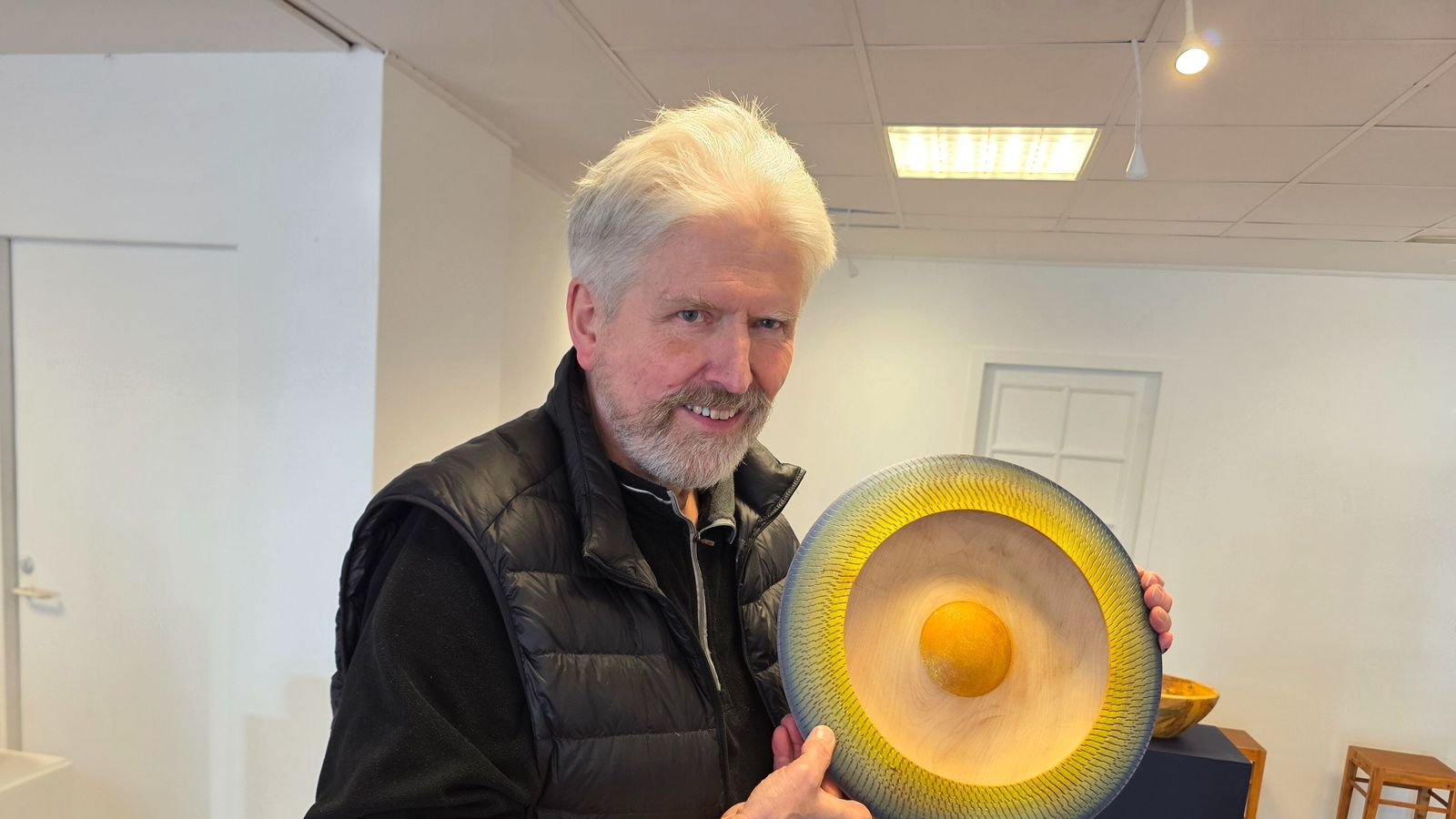 Vinnur fal­lega muni úr ís­lenskum trjám