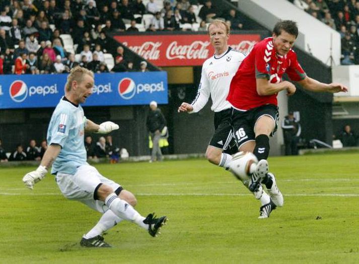 Eyþór Helgi skorar hér fram hjá Gunnleifi í kvöld. Mynd /Anton