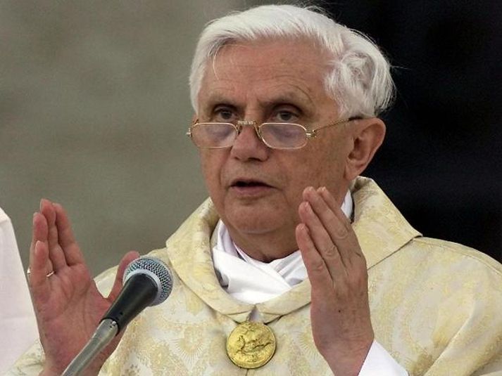 Benedict XVI páfi segir að notkun smokka geti verið réttlætanleg ef markmiðið sé að draga úr líkum á HIV smiti. Mynd/ AFP.