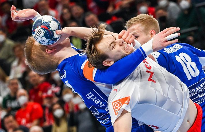 Mathias Gidsel í kröppum dansi gegn Íslandi á EM 2022. Hann sleit krossband í hné síðar á mótinu en sneri aftur með sannkallað hugarfar atvinnumanns.