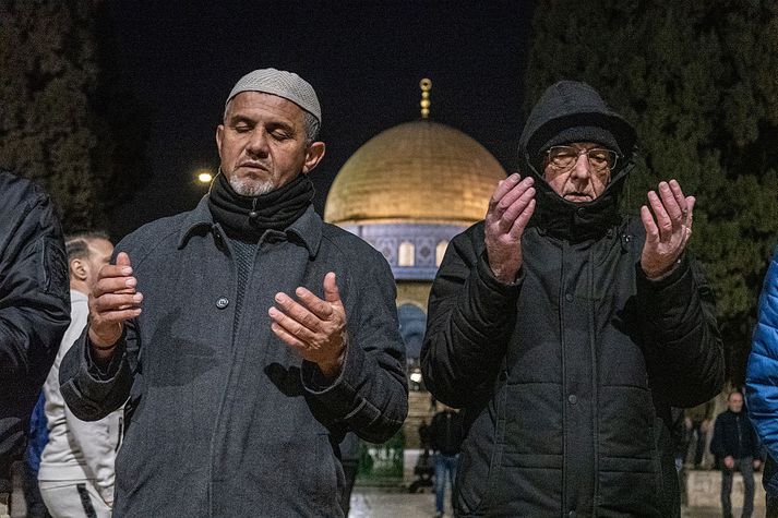 Múslimar biðja við al-Aqsa moskuna.