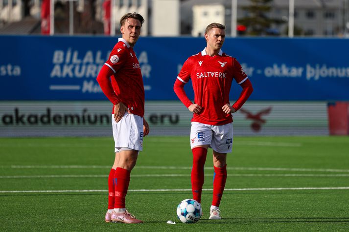 Bjarni Mark og Tryggvi Hrafn standa yfir boltanum í leik með Val. Bjarni er farinn og Tryggvi er á förum frá félaginu. 