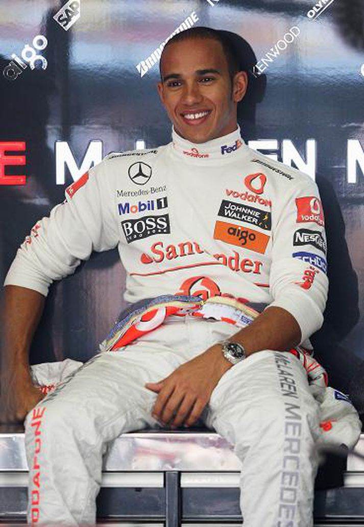 Sótt er að Lewis Hamilton og litarhæti hans á vefsíðu á Spáni.