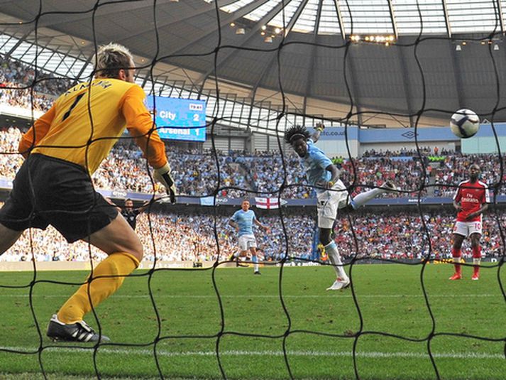 Emmanuel Adebayor sést hér skora markið sitt í dag.